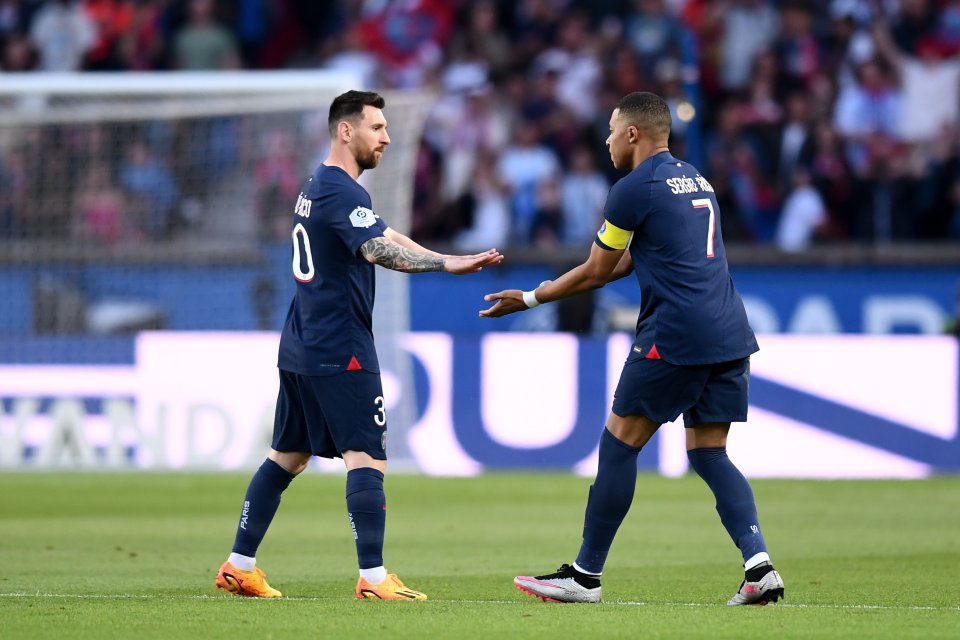 Messi și Ronaldo se felicită după un gol marcat de PSG în poarta celor de la Clermont Foot