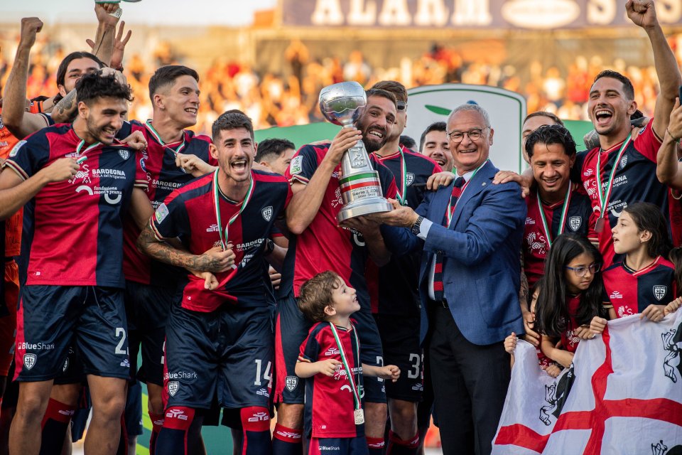 Claudio Ranieri sărbătorește promovarea alături de fotbaliștii de la Cagliari