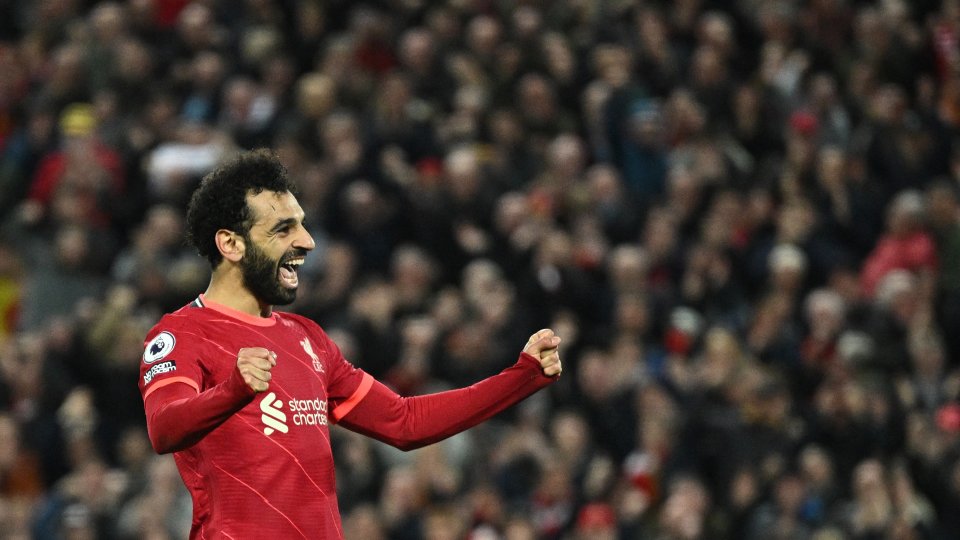 Mo Salah se bucură după ce Liverpool a marcat golul cu numărul patru în poarta celor de la Manchester United