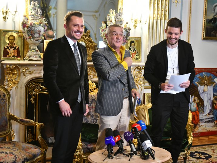 Bogdan Apostu (stânga), la palatul lui Gigi Becali, cu ocazia transferului lui Sergiu Buș la FCSB