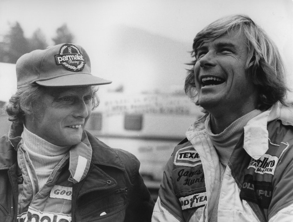 James Hunt (dreapta) și Niki Lauda vorbesc după Marele Premiu al Austriei din 1977