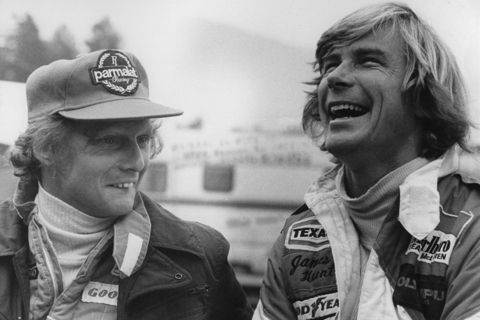 James Hunt (dreapta) și Niki Lauda vorbesc după Marele Premiu al Austriei din 1977