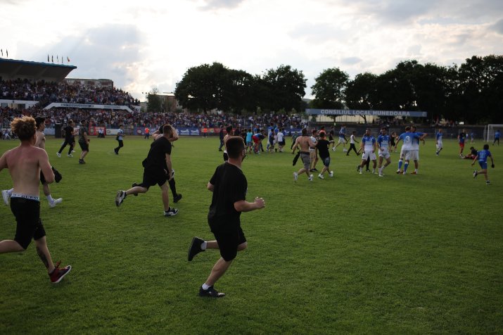 Fanii hunedoreni, pe stadionul Michael Klein