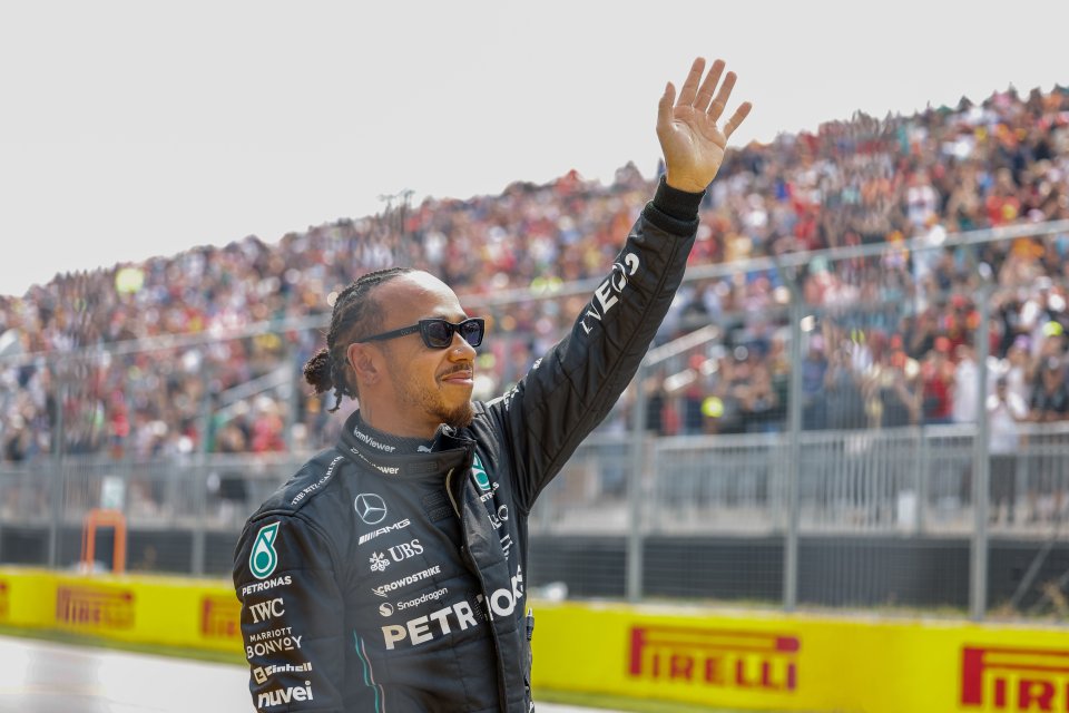 Lewis Hamilton, pilot Mercedes, le face cu mâna spectatorilor prezenți în tribunele circuitului "Gilles Villeneuve"