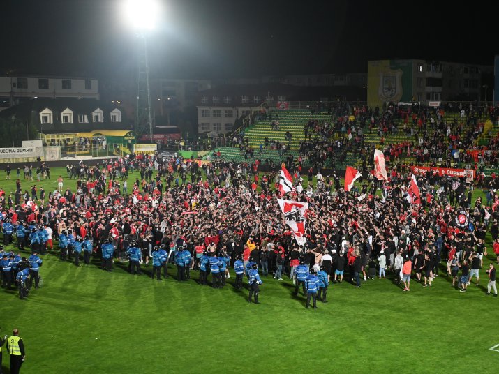Fanii dinamoviști au invadat terenul de la Mioveni, după ce au ”retrogradat-o” pe FC Argeș