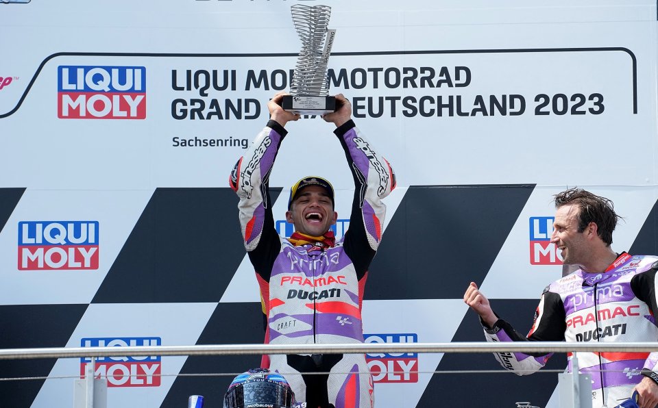 Jorge Martin, de la Pramac Racing, ridică trofeul oferit câștigătorului Marelui Premiu al Germaniei
