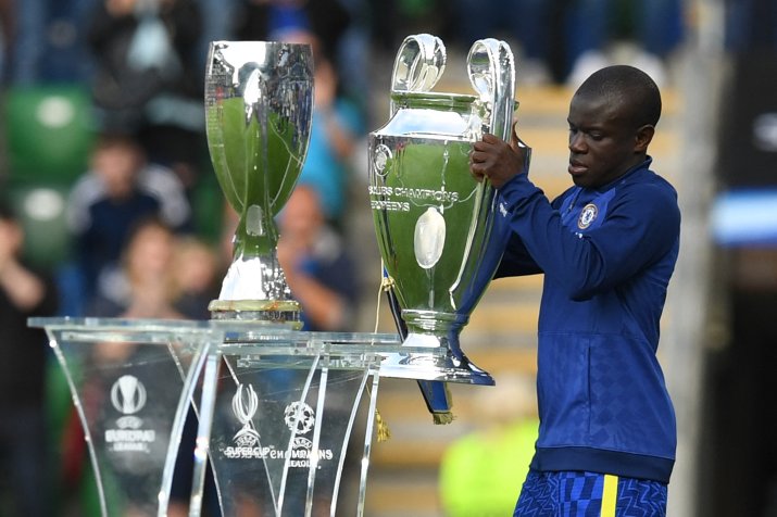 N'Golo Kante așază trofeul Ligii Campionilor pe o masă în cadrul unei prezentări de pe Stamford Bridge