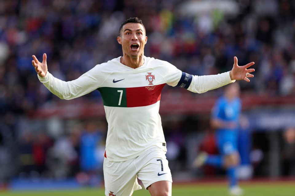 Cristiano Ronaldo sărbătorește golul pe care l-a marcat în meciul dintre Portugalia și Islanda, în preliminariile pentru Euro 2024