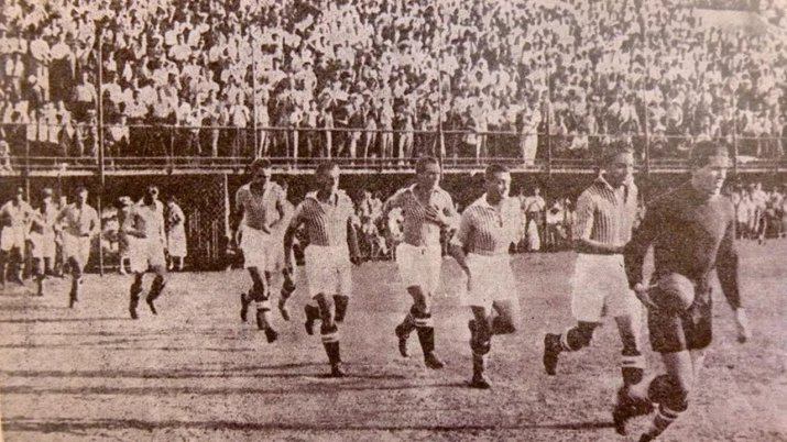 Rapid București iese pe teren într-un meci disputat în anii 1930
