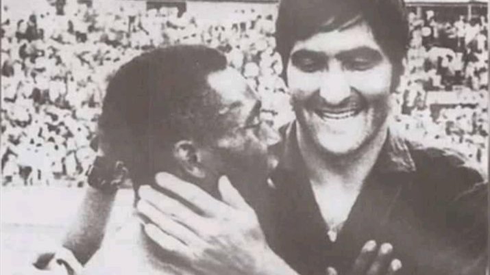 Necula Răducanu, dreapta, se felicită cu Pele după meciul pierdut de România, scor 3-2, în fața Braziliei, la Mondialul din 1970