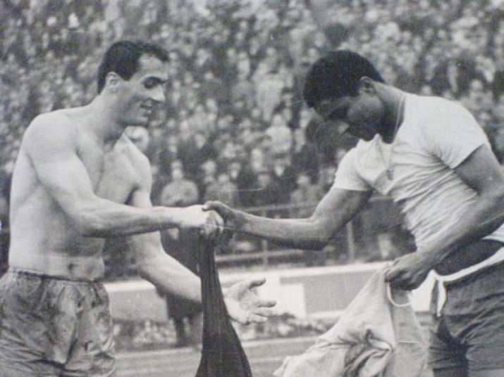 Dan Coe, stânga, și Eusebio, fac schimb de tricouri după meciul dintre România și Portugalia, scor 1-0, din anul 1969