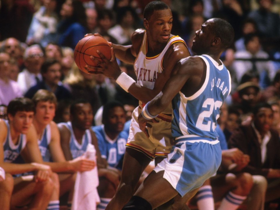 Len Bias și Michael Jordan se confruntă în meciul dintre Maryland și North Carolina, din campionatul universitar american de baschet