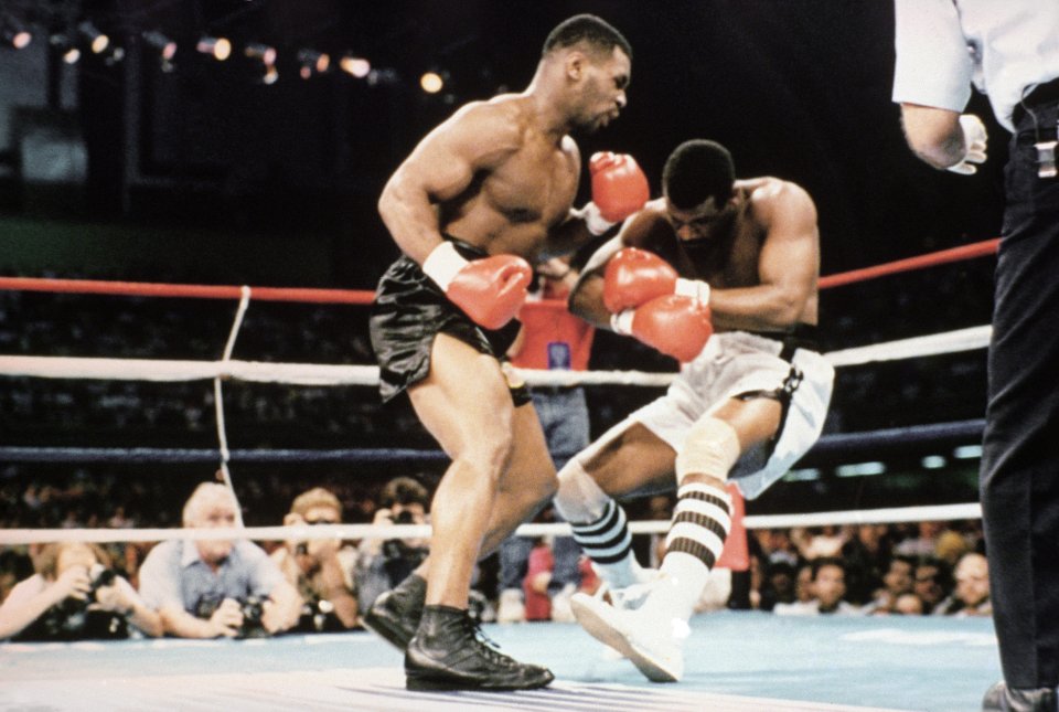 Mike Tyson îl face knockout pe Michael Spinks în lupta pentru centurile mondiale ale categoriei grea, 27 iunie 1988