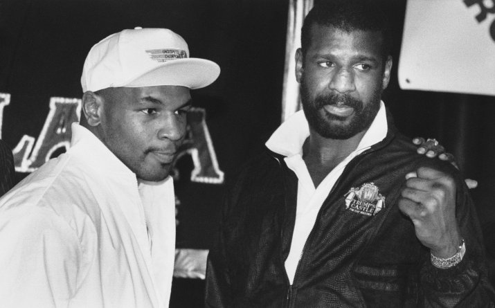 Mike Tyson și Michael Spinks pozează înainte de lupta pentru titlul mondial al greilor