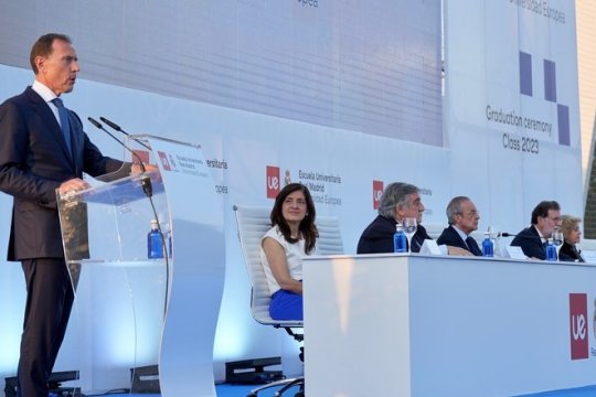 Hagi are de partea lui o echipă de top. Unul dintre membrii staffului a absolvit la o universitate de renume din Madrid. Legendarul Butragueno i-a înmânat diploma