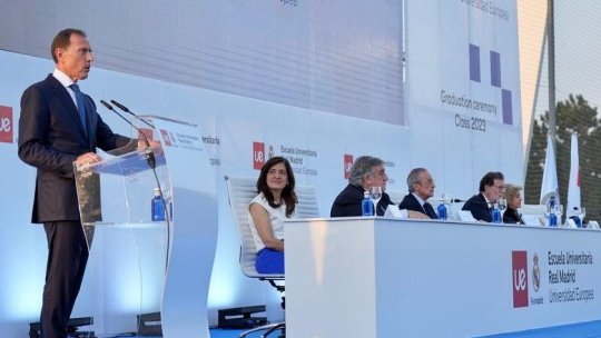 Hagi are de partea lui o echipă de top. Unul dintre membrii staffului a absolvit la o universitate de renume din Madrid. Legendarul Butragueno i-a înmânat diploma