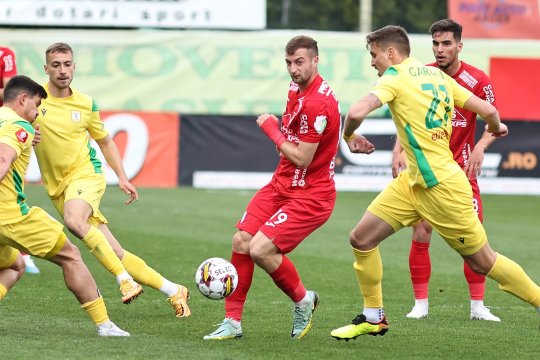 Primul transfer al Petrolului din această vară! Un fotbalist de abia retrogradat din Superligă ar fi semnat cu ”lupii galbeni”