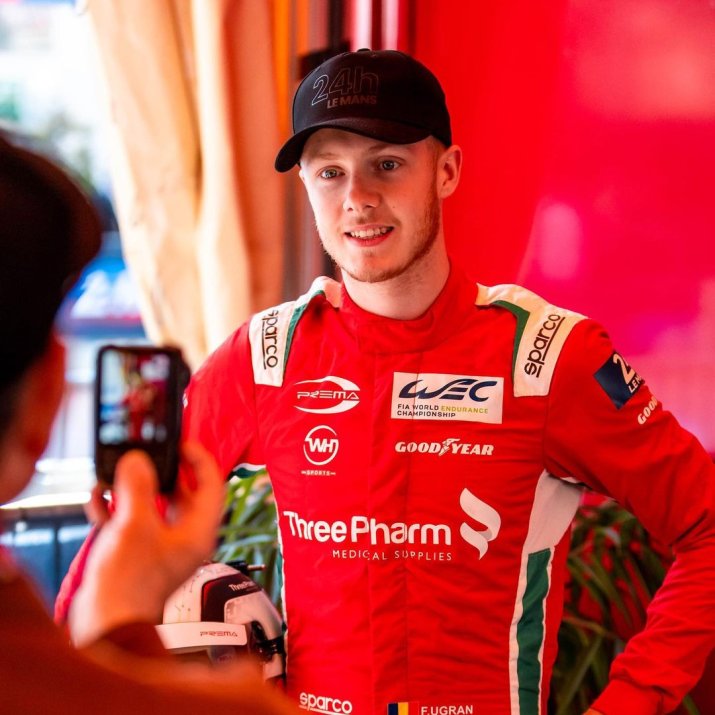 Filip Ugran este fotografiat de un fan pe circuitul de la Le Mans