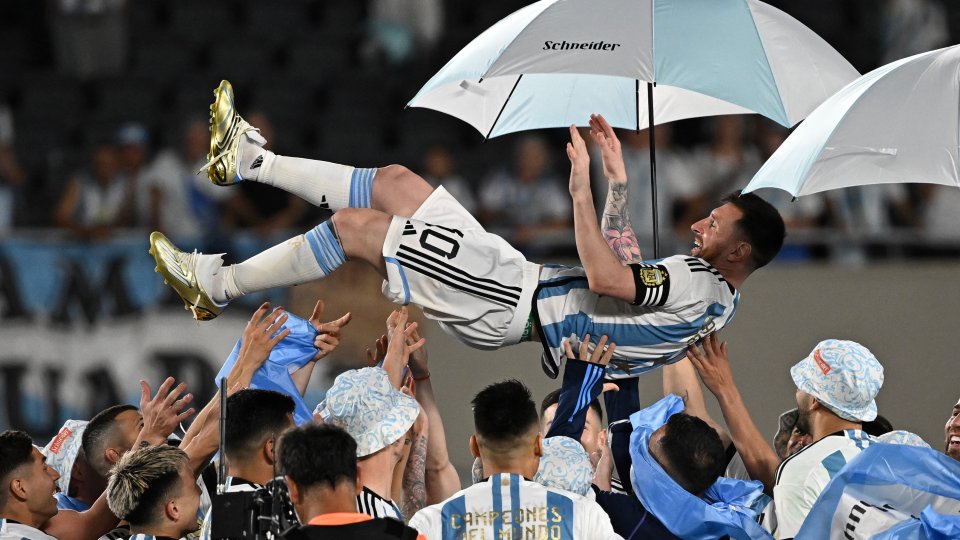 Leo Messi este purtat pe brațe de coechipierii săi de la naționala Argentinei după câștigarea titlului de campion mondial