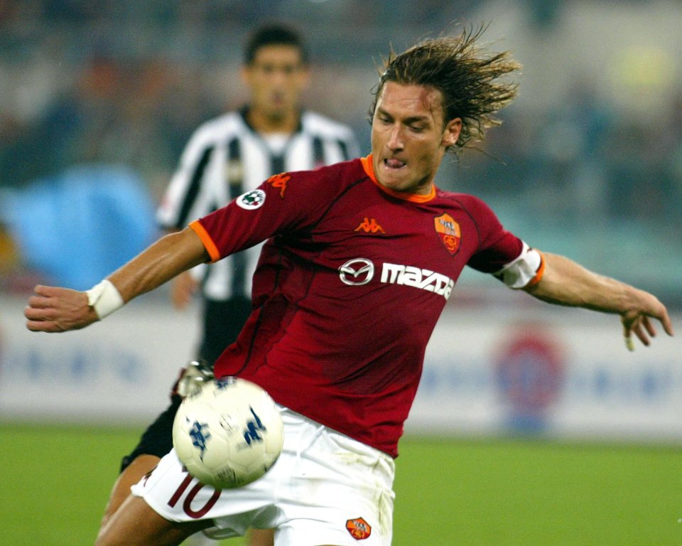 Francesco Totti șutează și înscrie pentru Roma într-un meci disputat cu Udinese, sezonul 2002/2003