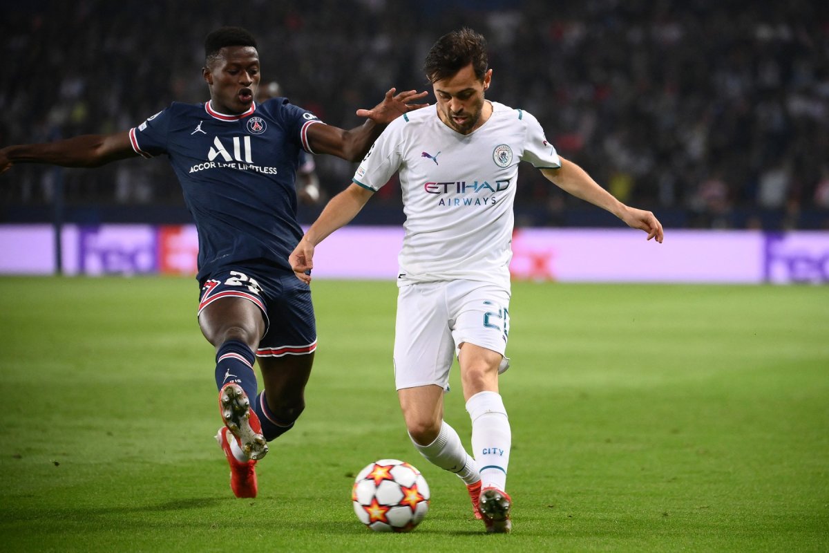 Bernardo Silva și Nuno Mendes, într-un meci din Champions League, PSG-Manchester City