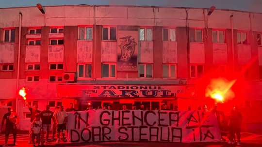 Imagini șocante de la portestul fanilor CSA Steaua. Ultrașii au adus un sicriu și o cruce în Ghencea