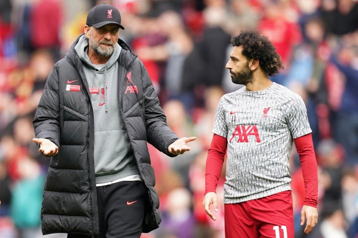 Jurgen Klopp și Mohamed Salah, în discuții la Liverpool