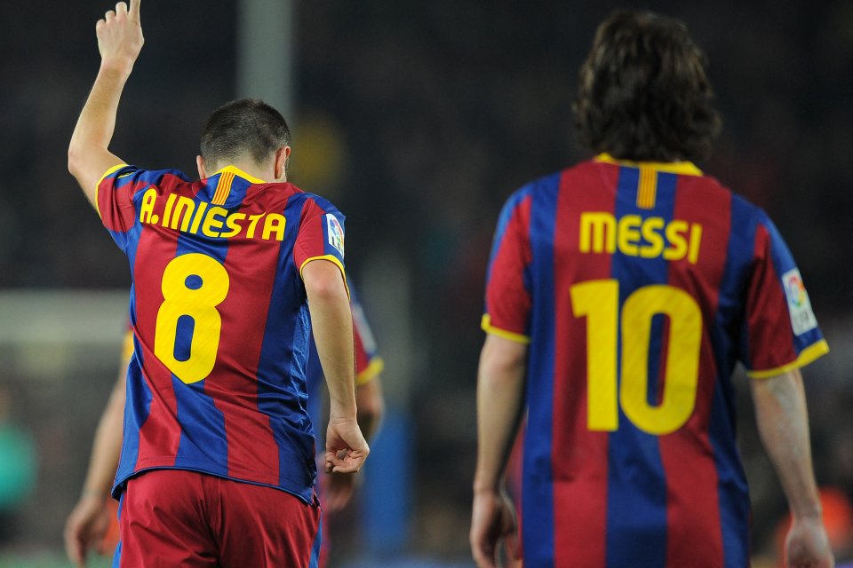 Andres Iniesta și Leo Messi celebrează un gol marcat marcat în LaLiga