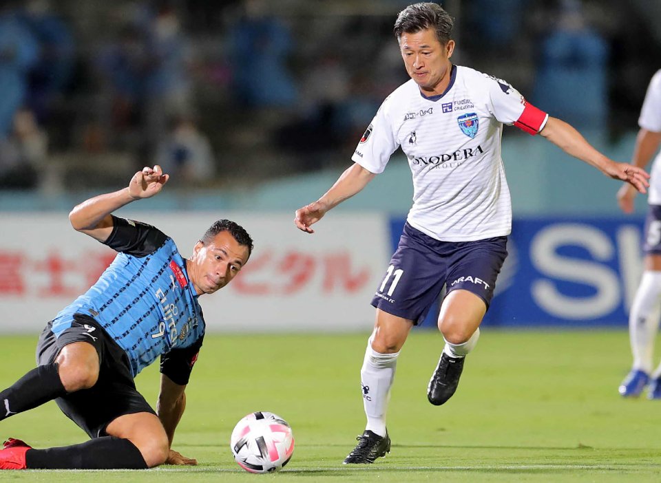 Kazu Miura trece de un adversar în meciul dintre Yokohama FC și Kawasaki Frontale