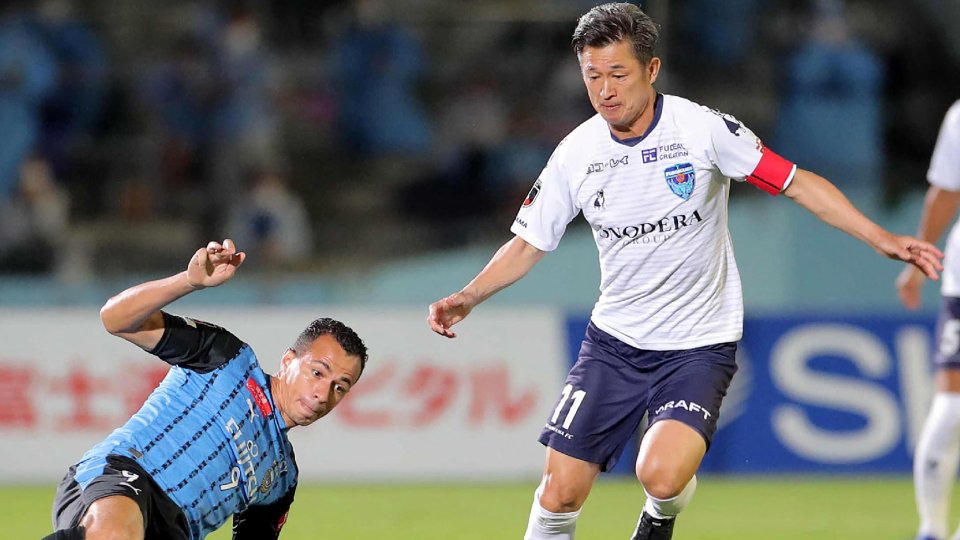 Kazu Miura trece de un adversar în meciul dintre Yokohama FC și Kawasaki Frontale