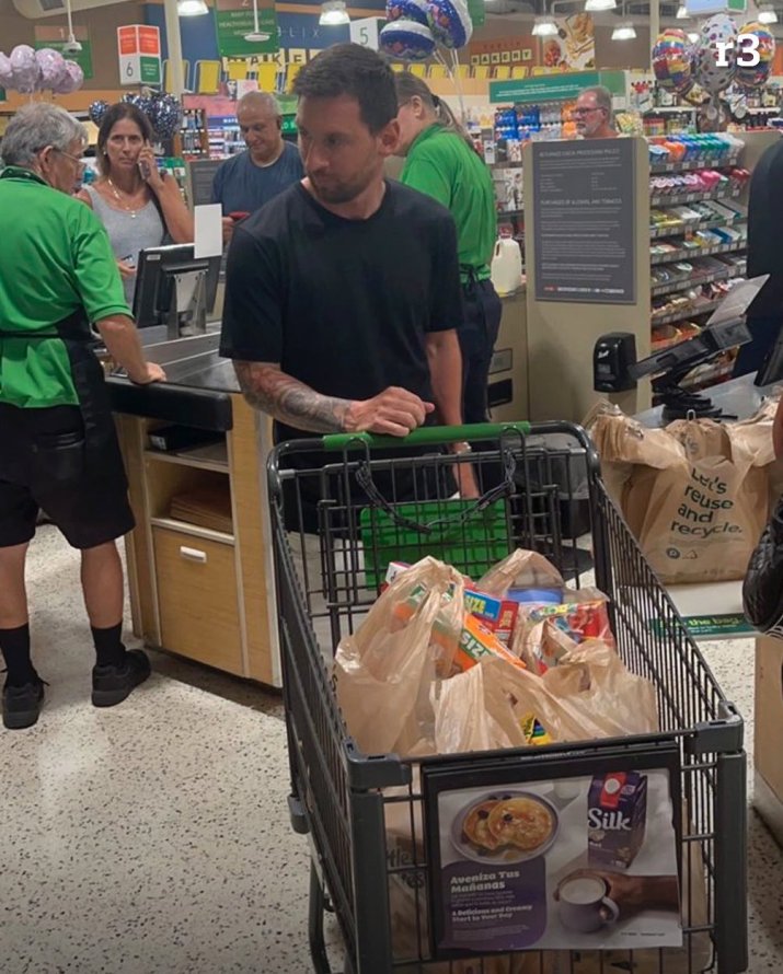 Leo Messi a fost surprins în timp ce își făcea cumpărăturile la supermarketul Publix, din Miami