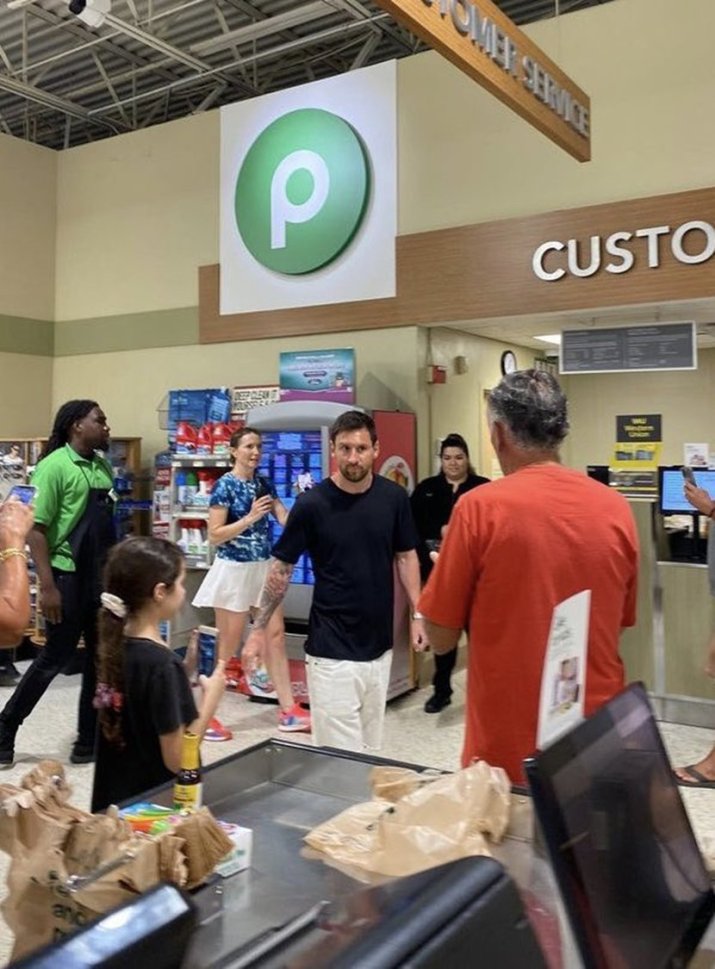 Leo Messi a fost surprins în timp ce își făcea cumpărăturile la supermarketul Publix, din Miami