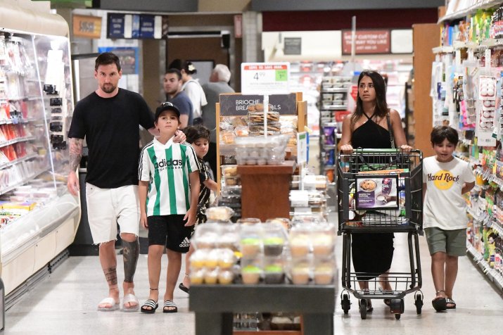 Leo Messi a fost surprins în timp ce își făcea cumpărăturile la supermarketul Publix, din Miami, alături de soția sa, Antonella, și de cei trei copii, Thiago, Mateo, Ciro
