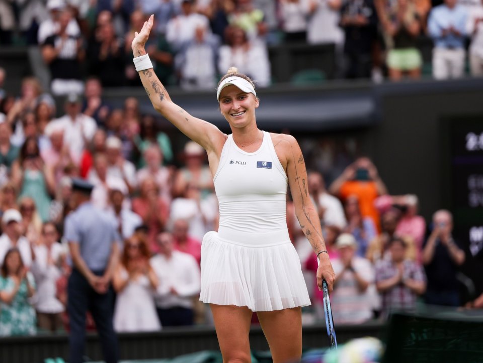 Marketa Vondrousova se bucură după ce a învins-o pe Elina Svitolina în semifinalele turneului de la Wimbledon