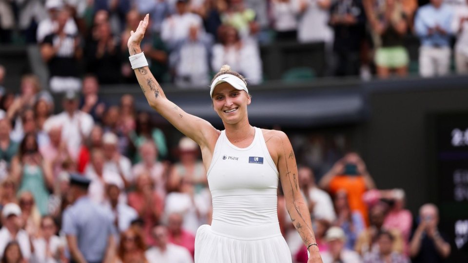 Marketa Vondrousova se bucură după ce a învins-o pe Elina Svitolina în semifinalele turneului de la Wimbledon