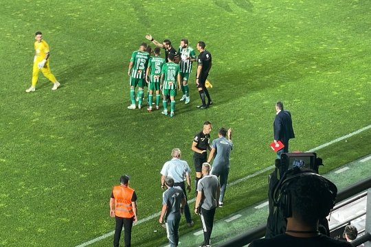 FOTO | Reacție virulentă a jucătorilor lui Sepsi, după ce le-a fost anulat un gol în meciul cu Rapid! Colțescu a dat galbene ”în veselie”. Ce s-a întâmplat