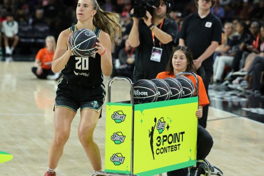 Record doborât în baschet. Sabrina Ionescu a ajuns în cărțile NBA. Stephen Curry a fost și el uimit