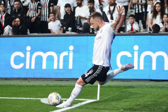Alexandru Maxim și-ar fi decis viitorul! Unde ar urma să joace mijlocașul român, după ce ar fi primit o ofertă ”astronomică” din partea formației antrenate de Arda Turan