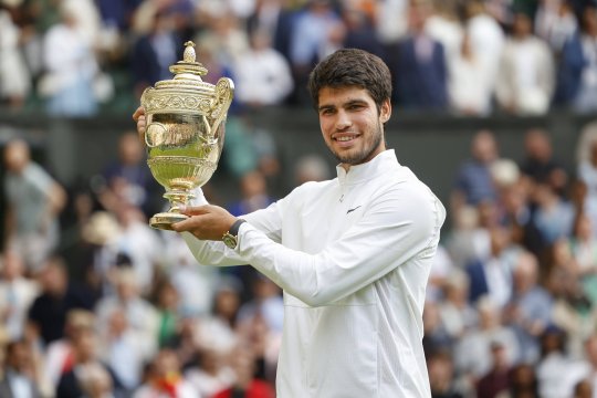 Carlos Alcaraz a câștigat în premieră Wimbledon! Ibericul l-a învins pe Djokovic în urma unui meci nebun, de aproape cinci ore