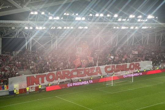 ”Întoarcerea câinilor” | Scenografie spectaculoasă pregatită de ultrasii lui Dinamo la revenirea în Liga 1