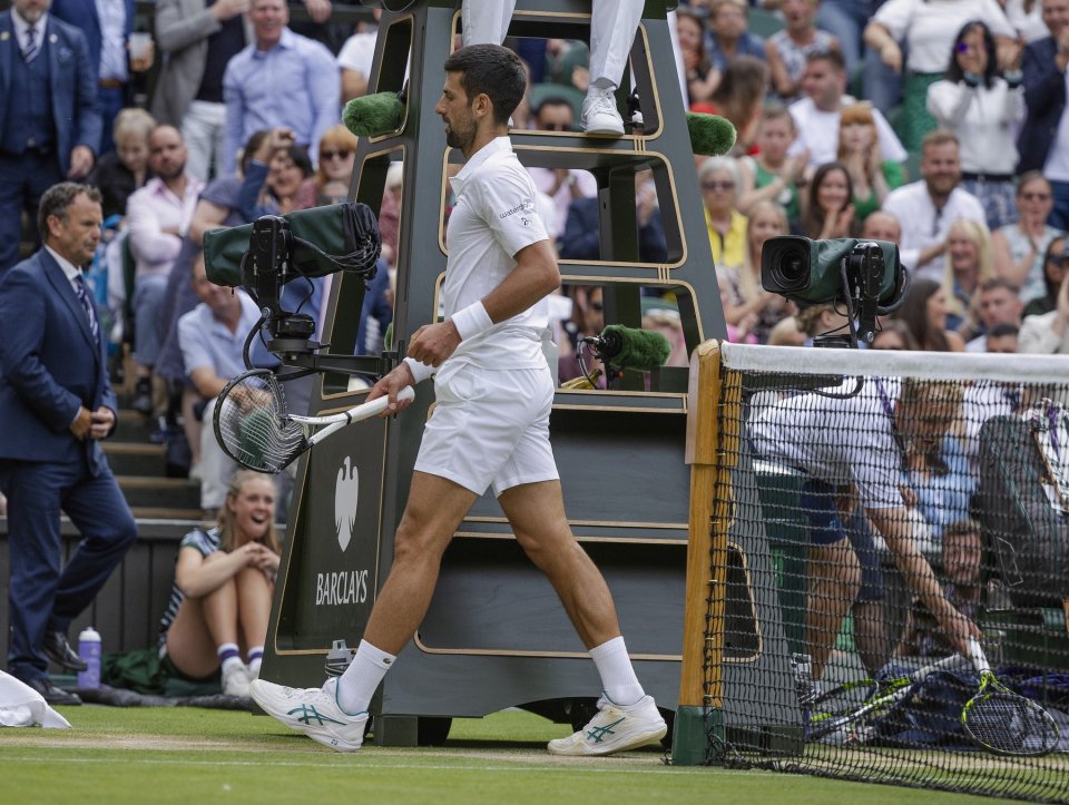 Novak Djokovic, surprins după ce a rupt racheta, în finala de la Wimbledon