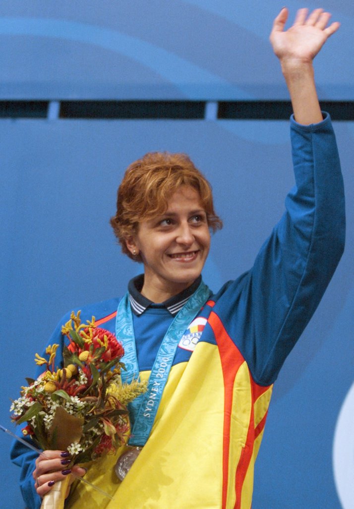 Beatrice Câșlaru pe podiumul Jocurilor Olimpice Sudney 2000, după ce a câștigat medalia de argint în proba de 200m mixt
