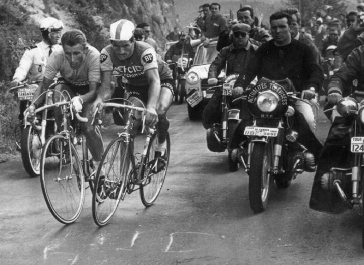 Jacques Anquetil și Raymond Poulidor au mers cot lângă cot pe cățărarea Puy de Dome din Turul Franței, ediția 1964