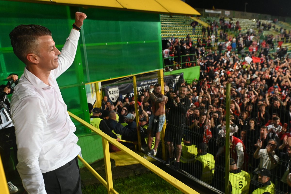 Ovidiu Burca sarbatoreste cu fanii lui Dinamo