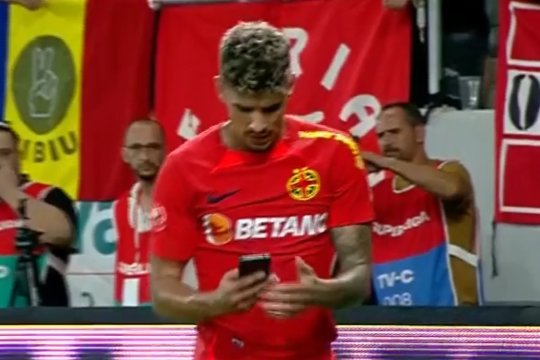 Florinel Coman, gest inedit în derby. Ce a făcut starul FCSB cu telefonul aruncat spre el de un fan al lui Dinamo și reacția adversarilor | GALERIE FOTO