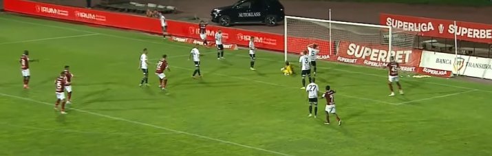 (3) Bogdan Vătăjelu încearcă să respingă mingea și își înscrie în propria poartă