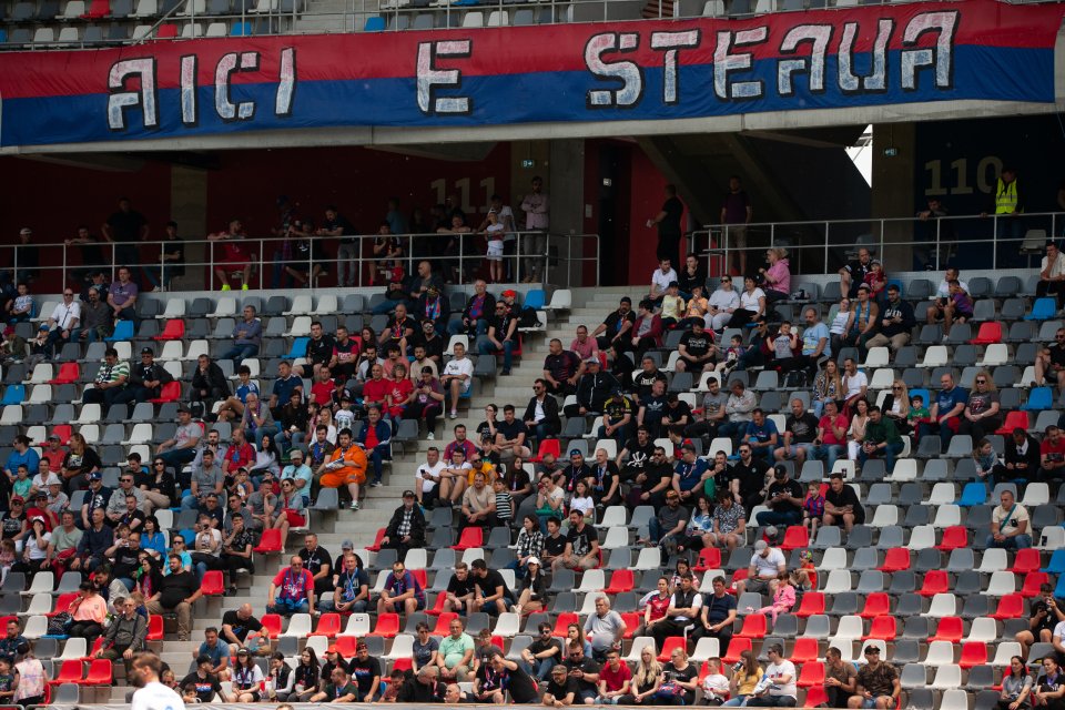 Fanii CSA Steaua București, într-un meci de pe teren propriu