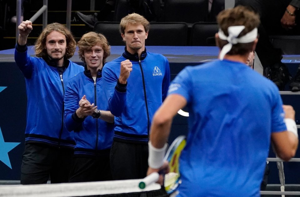 Andrey Rublev, Stefanos Tsitsipas și Alexander Zverev, încurajându-l pe Rafael Nadal, într-un meci de la Turneul Campionilor