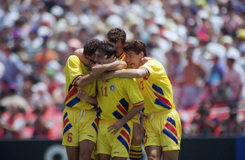 Ilie Dumitrescu este îmbrățișat de colegi după marcarea celui de-al doilea său gol din meciul România-Argentina, 3-2