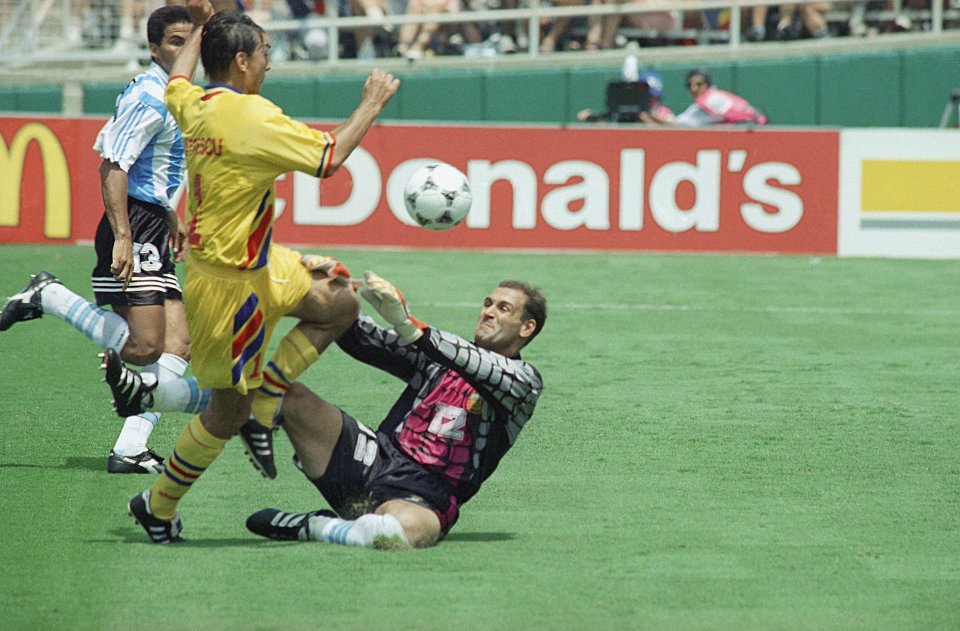 Ilie Dumitrescu ratează o ocazie de gol în partida dintre România și Argentina, de la CM 1994, încheiată cu scorul de 3-2
